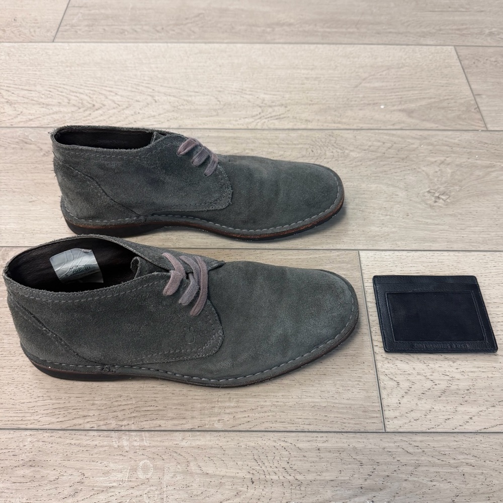 John Varvatos Chukka Ankle Boot Men Size 8.5 Dark Olive/Gray Suede W. Cardholder